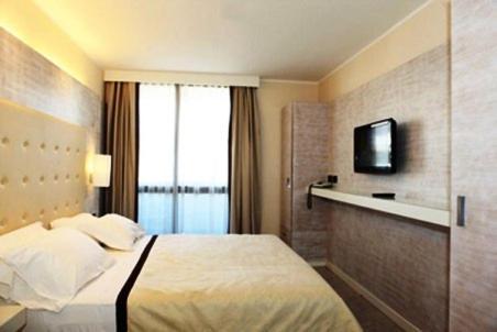 Suite,931399282:JPEG